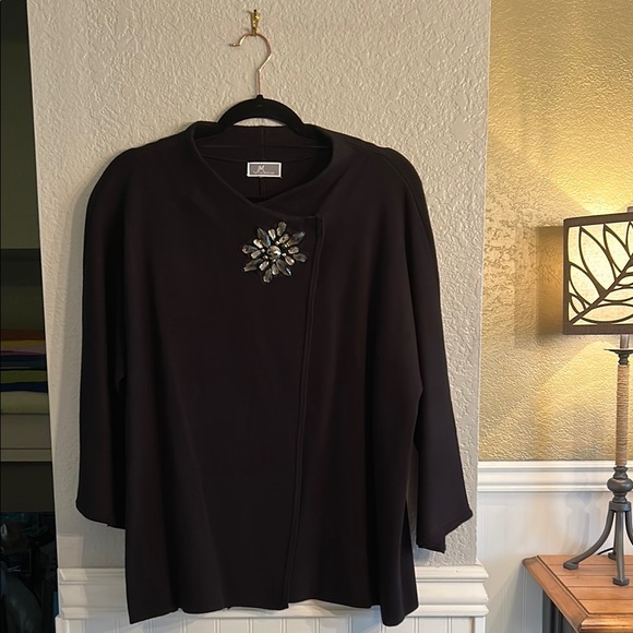 Brand - JM Collection black 3/4 in sleeves with a bell flair with jeweled brooch - Picture 2 of 16